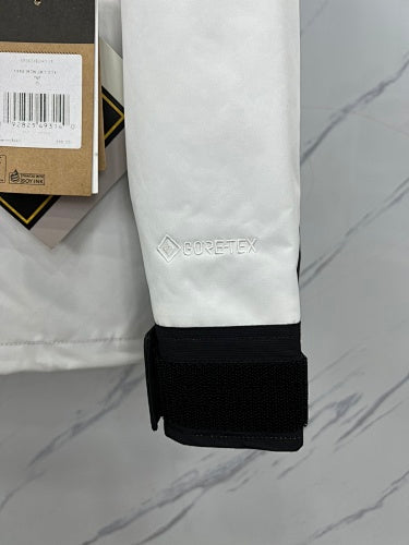 The North Face 1990 Mountain Jacket GTX White Black