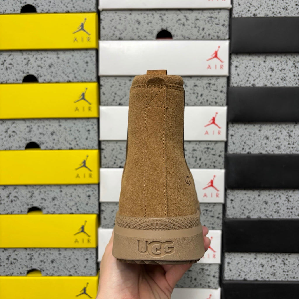 UGG Chelsea Boot – Suede Pull-On Ankle Boot with Contrast Elastic Gusset, Shearling Lining & Chunky Lug Sole in Wheat