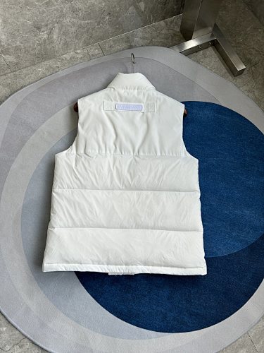 Canada Goose Freestyle Crew White Down Vest – Tone-on-Tone Logo